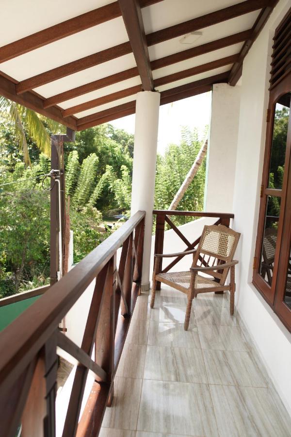 Surf Nest Hiriketiya Hotel Диквела Екстериор снимка